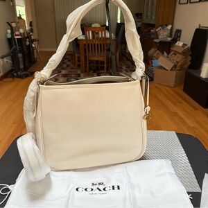 Coach cary shoulder bag in color chalk.